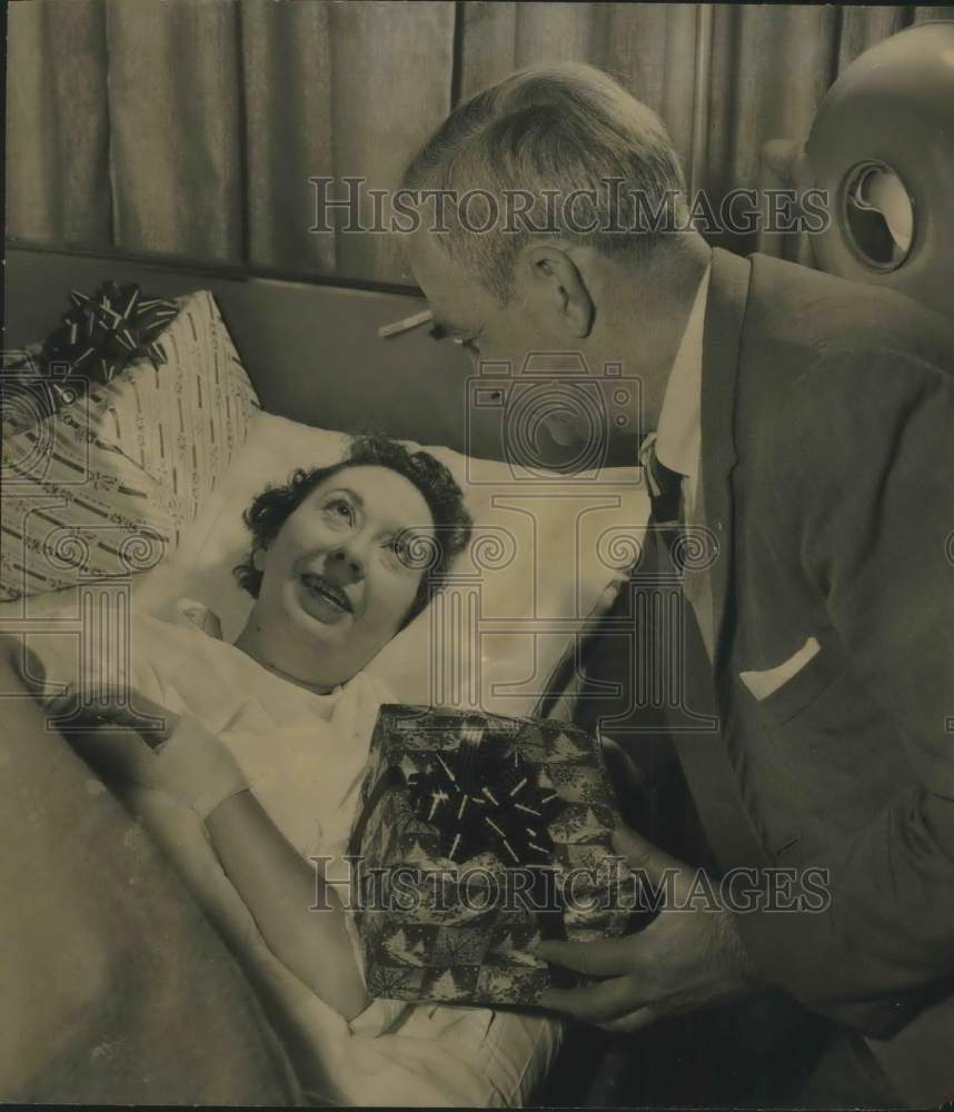 1960 Press Photo Rex Poston brings wife presents in bed, Houston - hcx51100- Historic Images