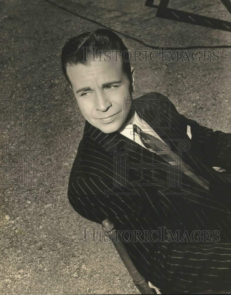 1940 Press Photo Dick Powell on set of "I Want A Divorce" Paramount picture- Historic Images