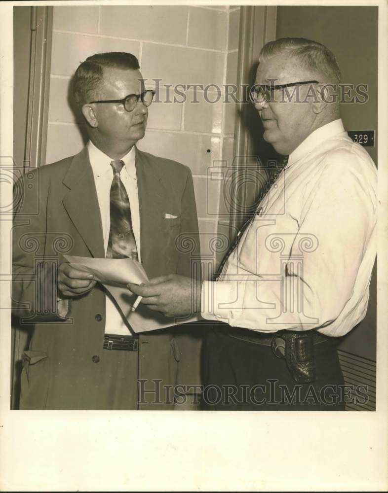 1954 Press Photo Police Captain Foy Melton reviews papers with colleague- Historic Images