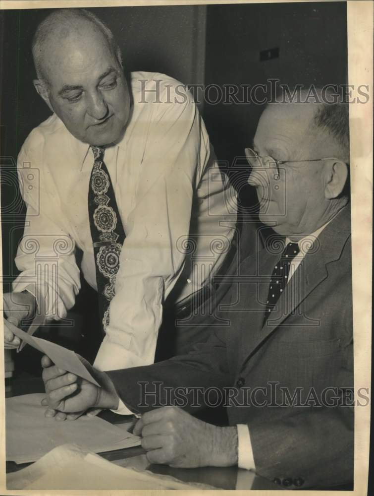 1958 Press Photo Harris County Clerk W.D. Miller gives check to Clyde Loma- Historic Images