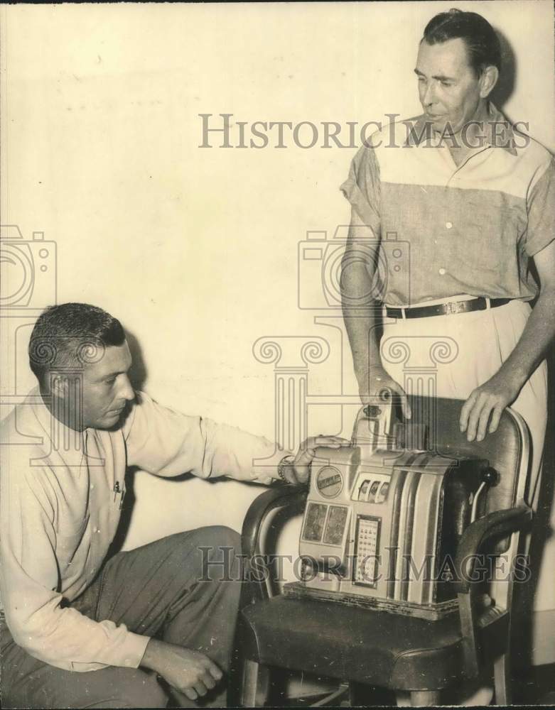 1955 Press Photo Sgt. C.L. Minor & police accident investigator Thurman Church- Historic Images