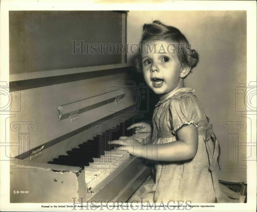 1941 Press Photo Child star Baby Sandy performs "Farmer In The Dell"- Historic Images