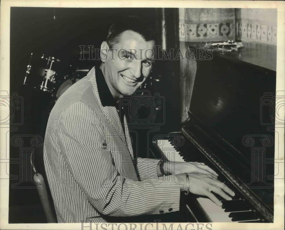 1961 Press Photo Actor and pianist Bobby Troup stars in &quot;Acapulco&quot; series- Historic Images