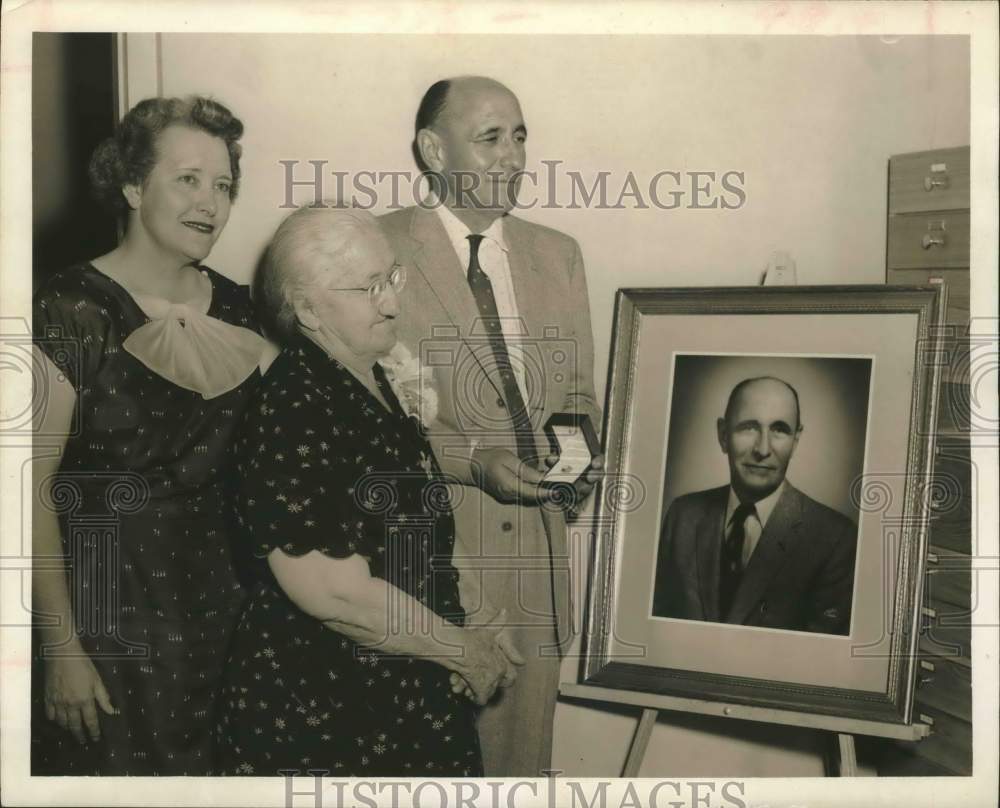 1956 Press Photo George Thompson, Principal of Garden Villas Elementary School- Historic Images