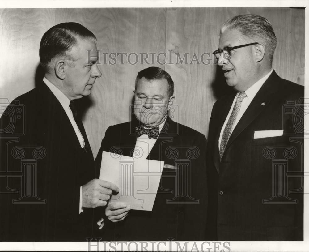 1959 Press Photo Hugh Potter, Chairman of the River Oaks Corp. Board in meeting- Historic Images