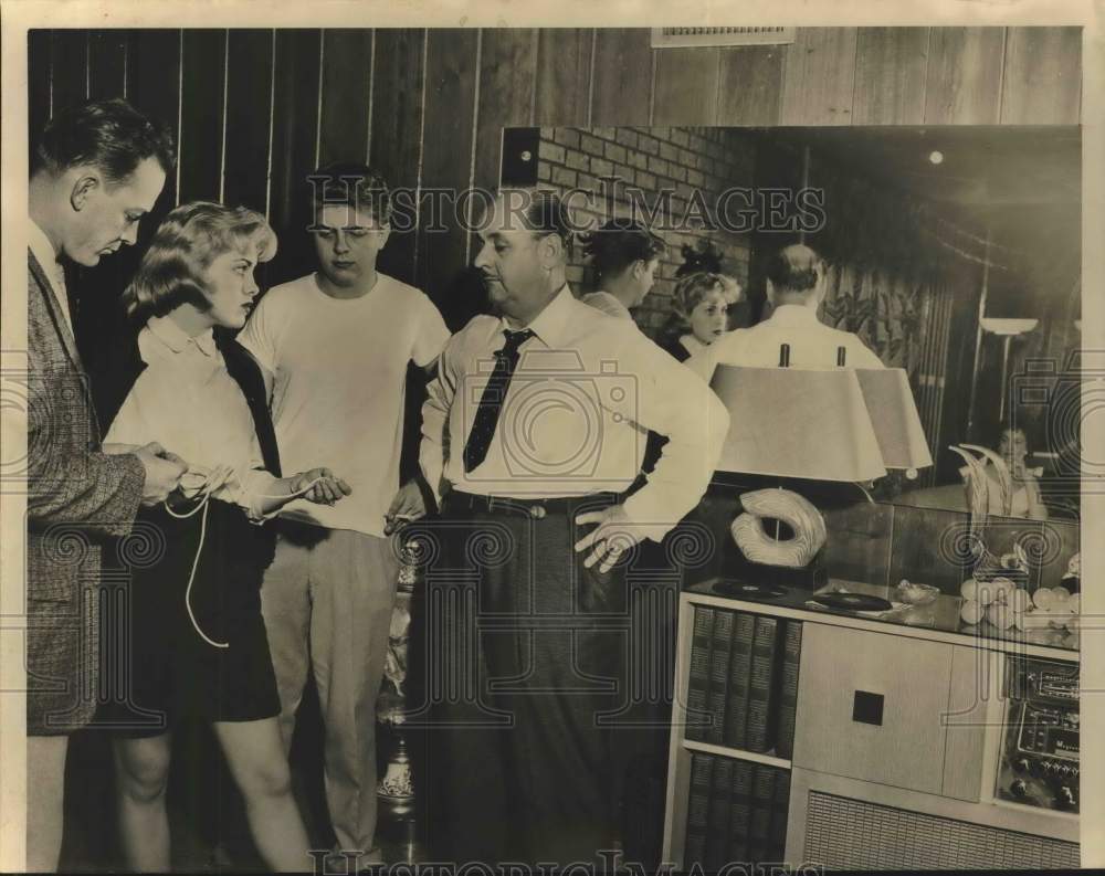 1958 Press Photo Det. C. R. Peterson, Judy Works, Charles Prince and Doug Prince- Historic Images