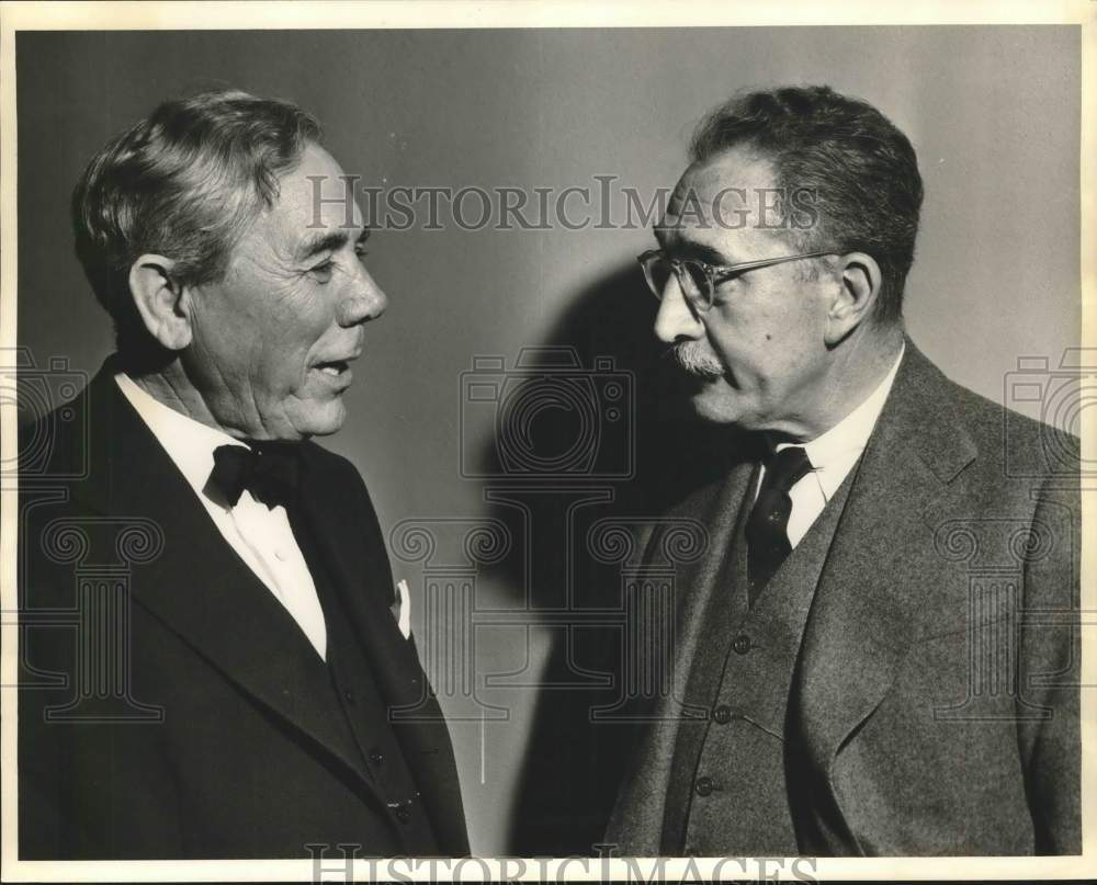 1949 Press Photo Federal Judge Harold Medina meets with colleague in New York- Historic Images