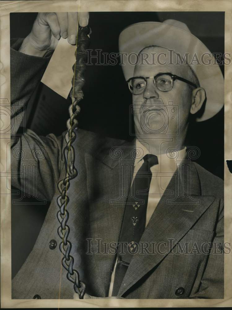 1958 Press Photo Houston Detective J. M. Thornton displays chain weapon- Historic Images