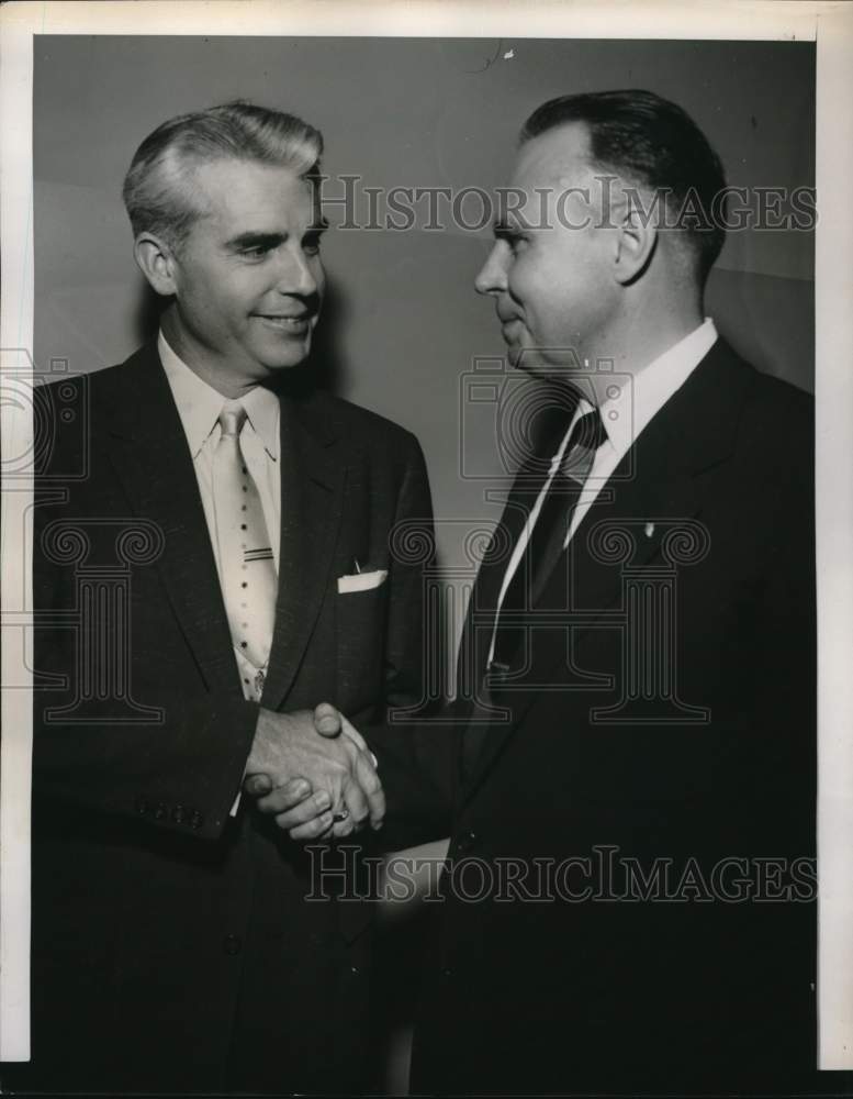 1954 Press Photo George Sandlin congratulated by Wallace Savage in Dallas, Texas- Historic Images