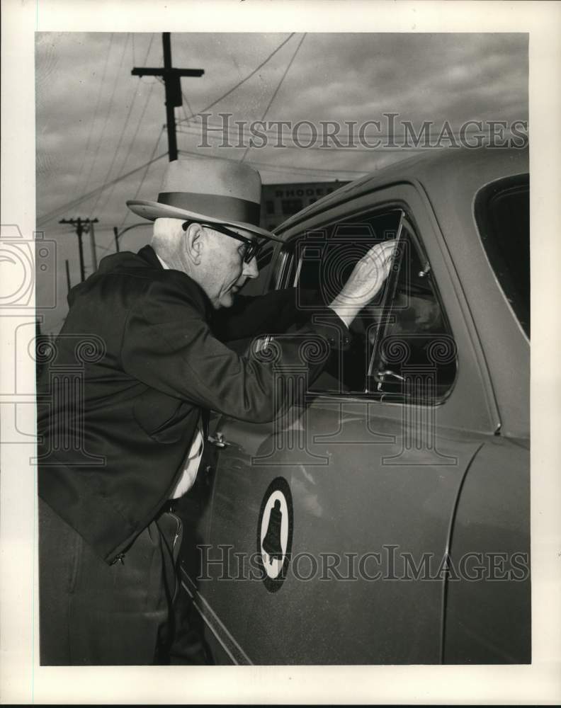 1955 Press Photo Southwestern Bell&#39;s Jerry Sharp reminds driver to drive careful- Historic Images