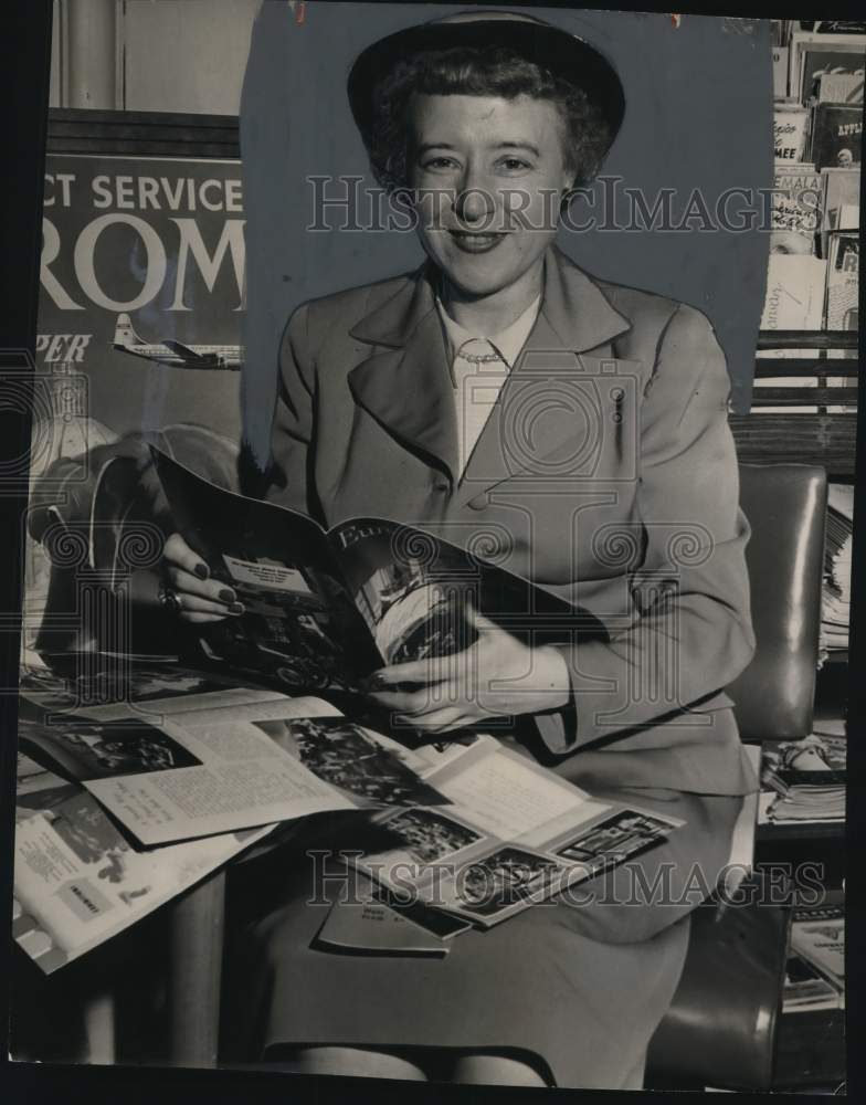 1951 Press Photo Mildred Stockard reads travel brochures - hcx52325- Historic Images