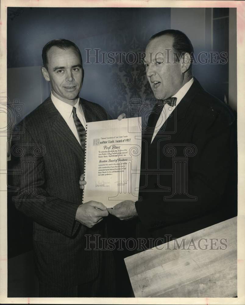 1957 Press Photo David Stirton receives realtor award from George McCanse in TX- Historic Images