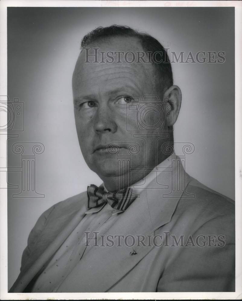 1955 Press Photo B.M. Squyres in charge of Houston police lie detector.- Historic Images