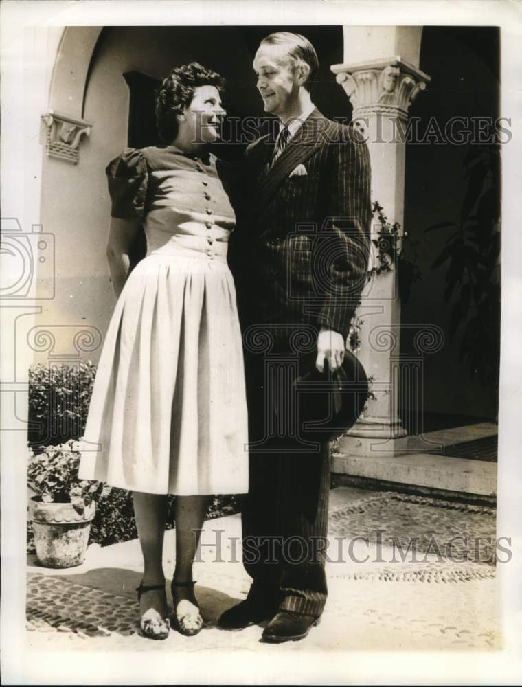 1939 Press Photo Adolph Spreckels and bride shown at Santa Barbara, California.- Historic Images