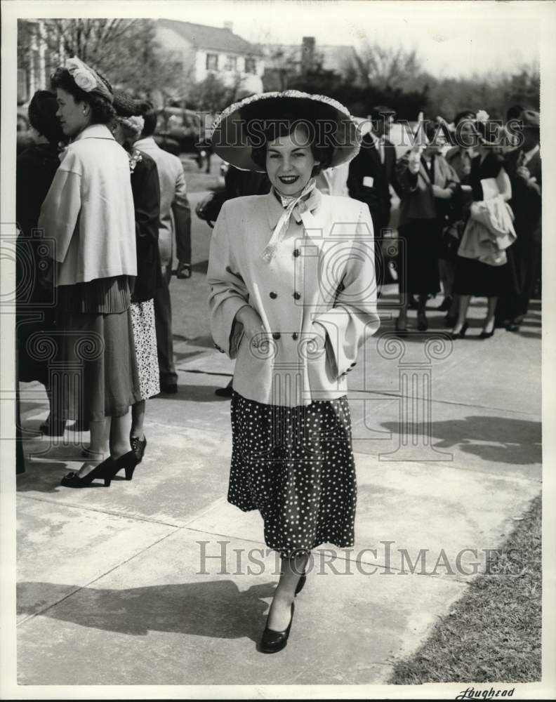 1951 Press Photo "Miss Blue Bonnet" Margaret Sue Sommers in an Easter Parade- Historic Images