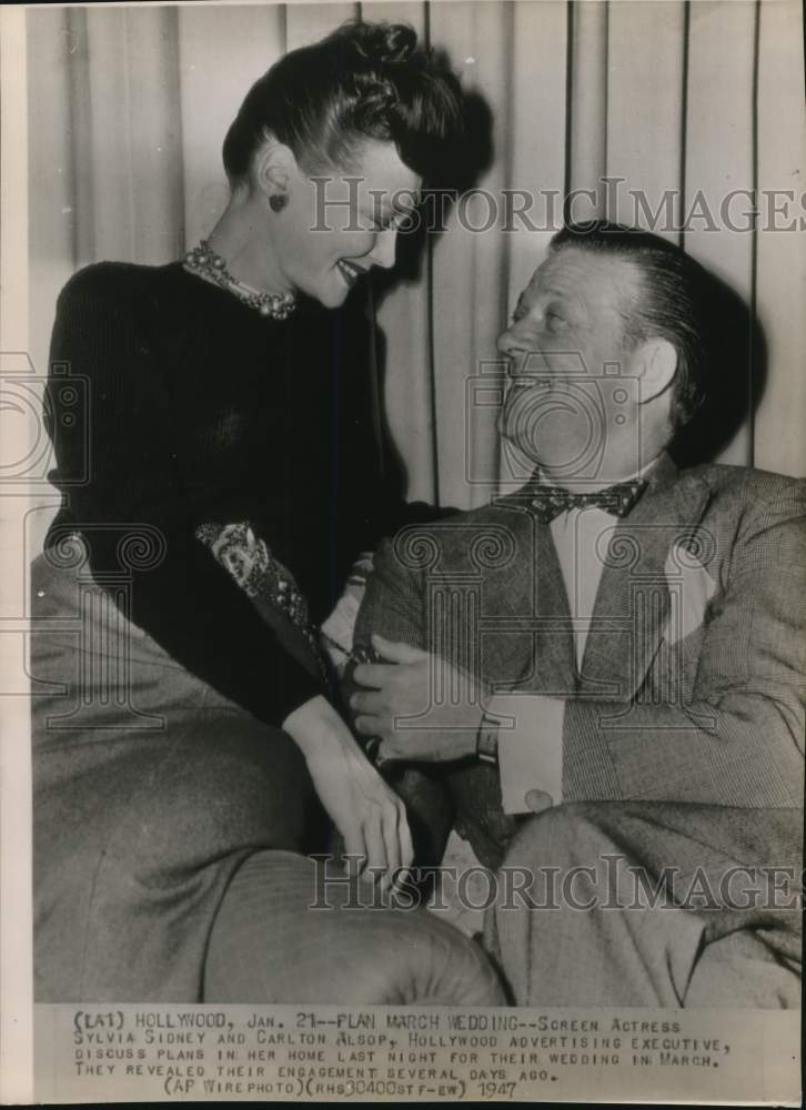 1947 Press Photo Sylvia Sidney and fiance Carlton Alsop in her Hollywood home.- Historic Images