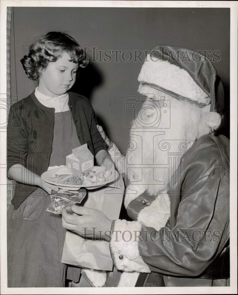 1959 Press Photo Paul Malloy gets a gift from Santa at Irvinton Courts dinner- Historic Images