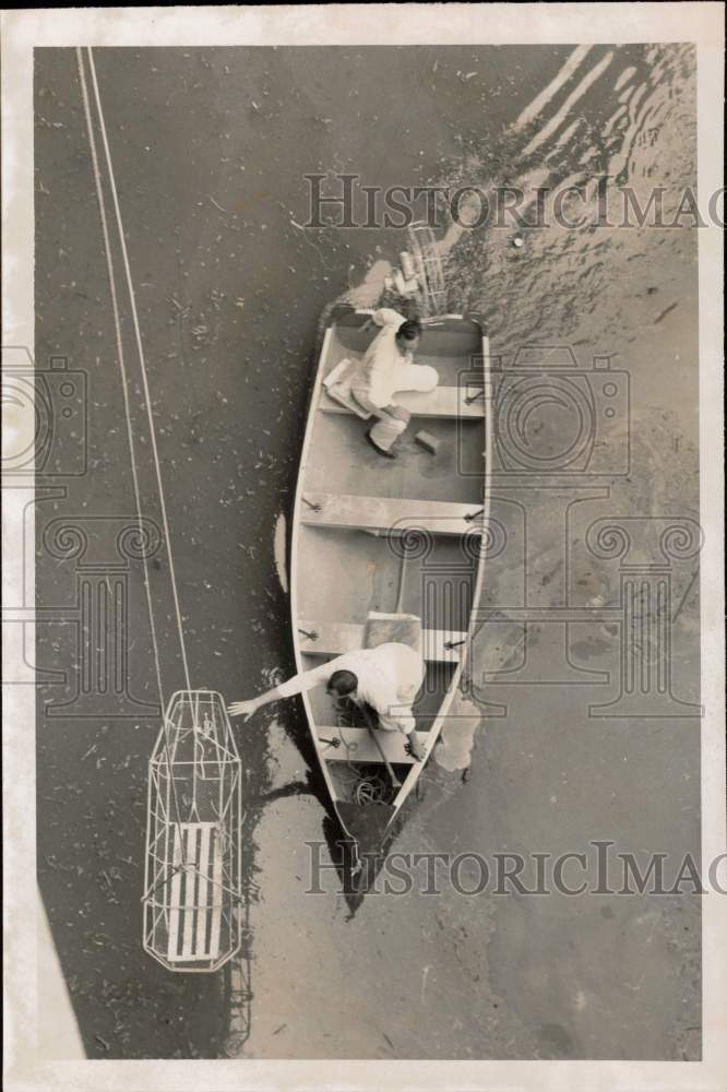 1959 Press Photo Rescuers in Boat at Linda Kay O'Pry Crime Scene in Houston- Historic Images