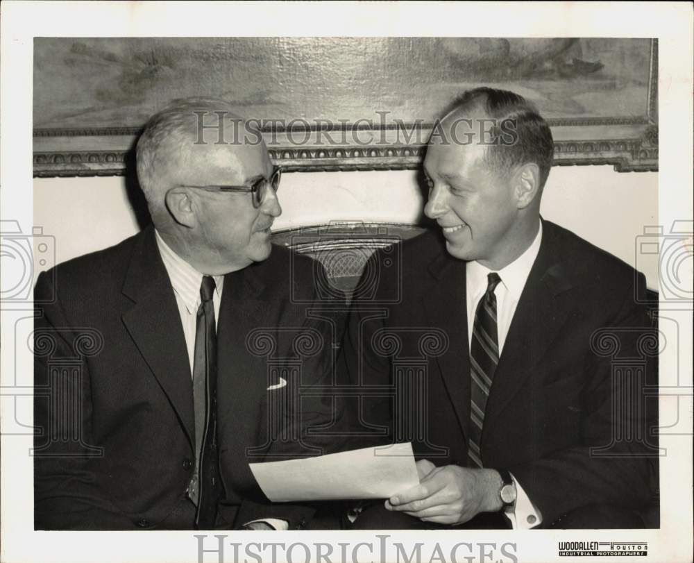 1958 Press Photo George O&#39;Leary of Houston Oilfield with Frederick Richmond- Historic Images