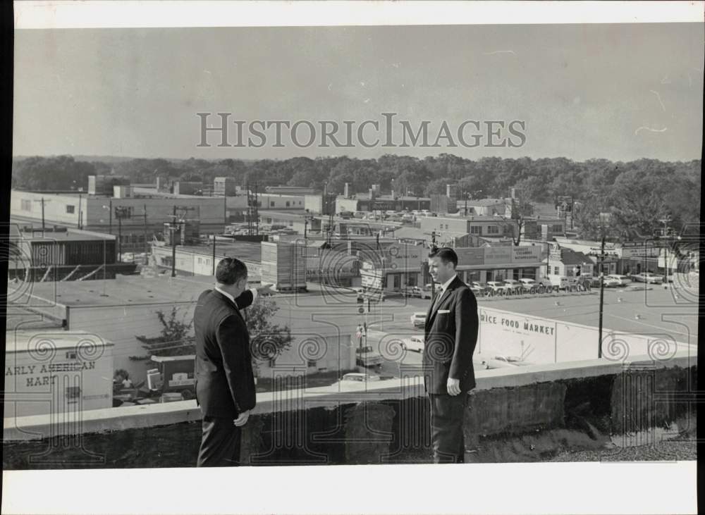 1960 Press Photo Eddie J. Knelul, Village Association President on Roof Top- Historic Images