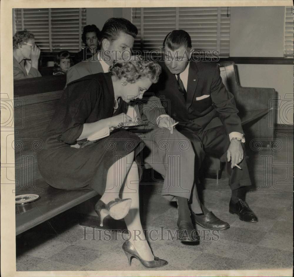 1959 Press Photo Mr. &amp; Mrs. Sammy Warfield, Lawyer Felix Stanley in Texas Court- Historic Images