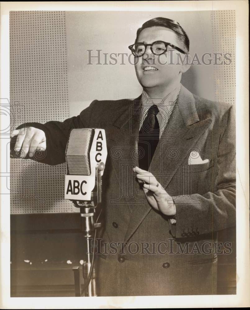 1948 Press Photo Conductor Meredith Willson, Emcee of the Meredith Willson Show- Historic Images