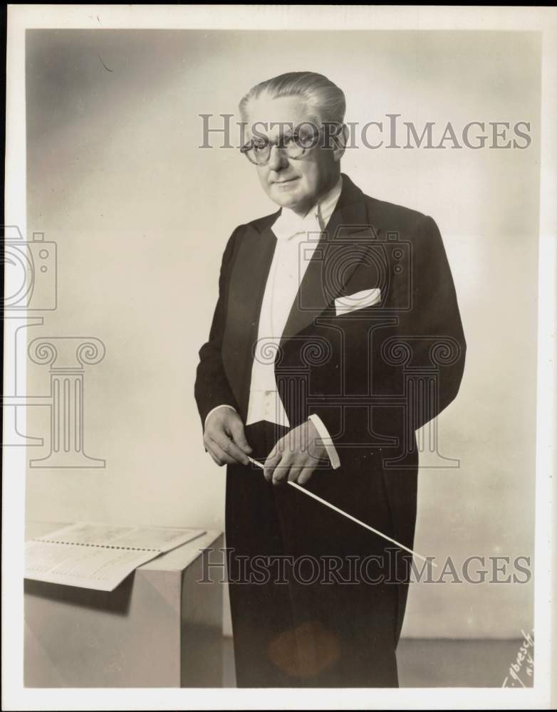 1954 Press Photo Donald Voorhees, Conductor for the &quot;Telephone Hour&quot; Radio Show- Historic Images