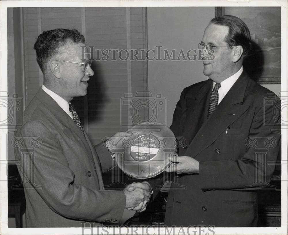 1952 Press Photo Houston School Superintendent W.E. Moreland receives plaque- Historic Images