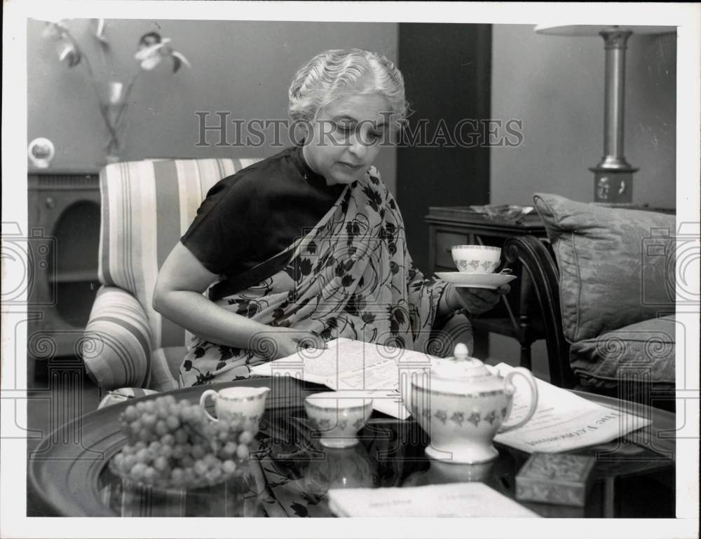 1953 Press Photo United Nations president Madame Pandit has breakfast- Historic Images