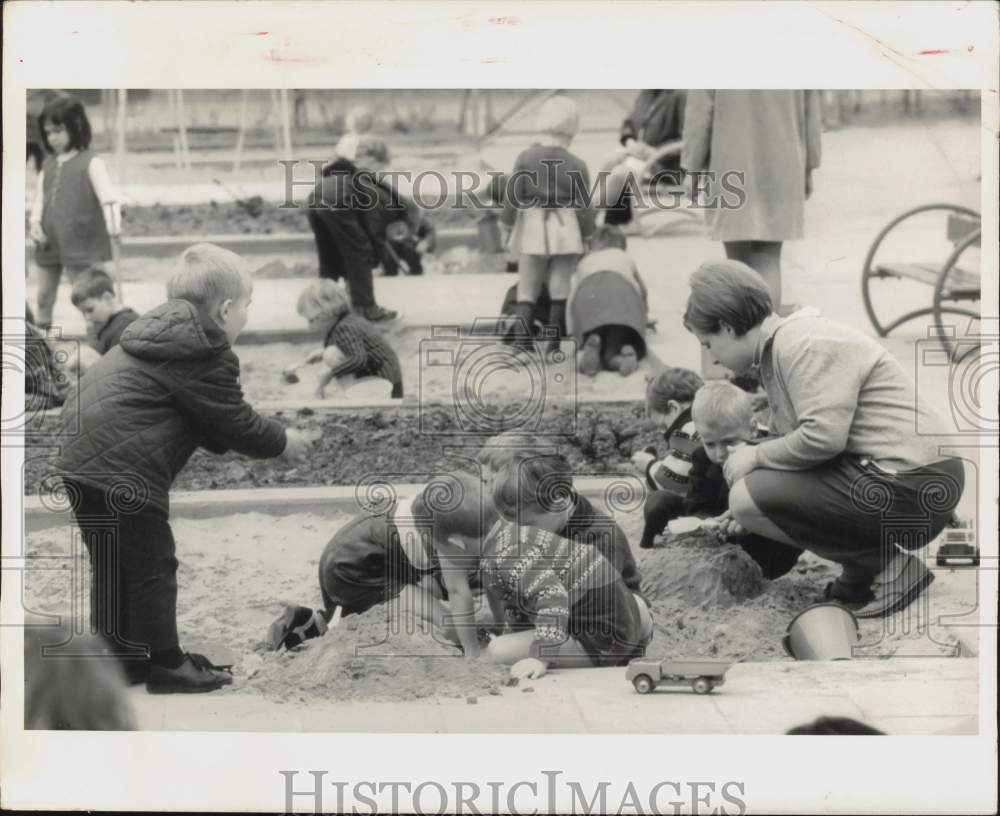 1971 Press Photo Youngsters plays at a nursery school in East Berlin, Germany- Historic Images