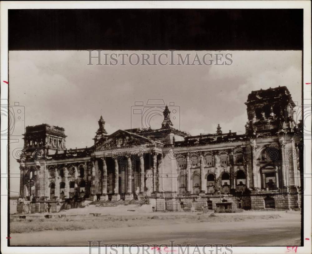 1963 Press Photo Overall view of the Reichstag building in Berlin - hcx54782- Historic Images