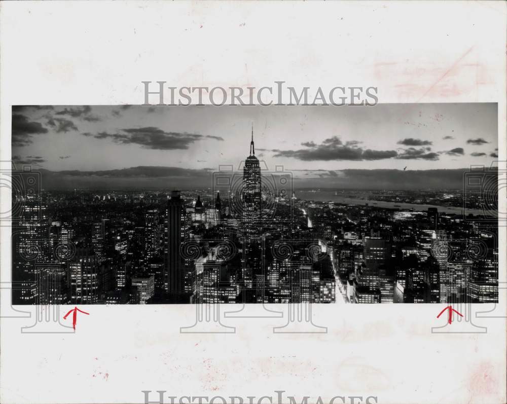 1963 Press Photo The Empire State Building looms above Manhattan at dusk, NYC- Historic Images