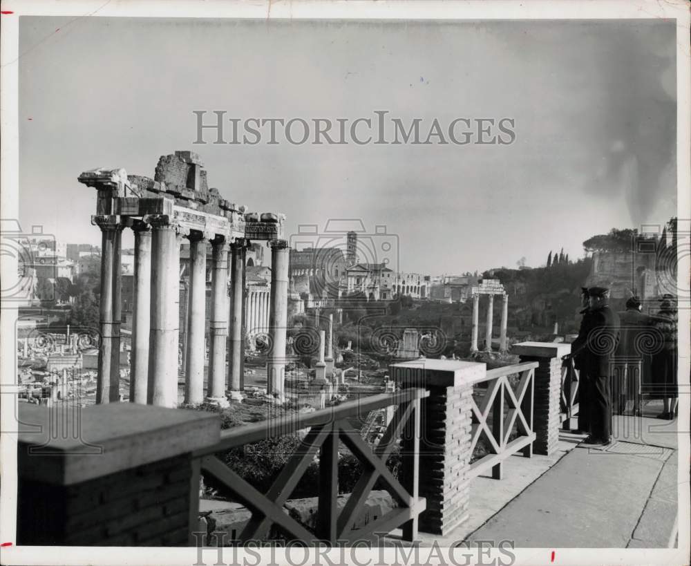 1950 Press Photo Sixth Task Fleet seamen admire the Roman Forum in Rome, Italy- Historic Images