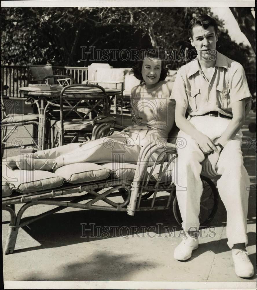 Press Photo Mr. and Mrs. Alfred Gwynne Vanderbilt Sitting Outside - hcx55671- Historic Images