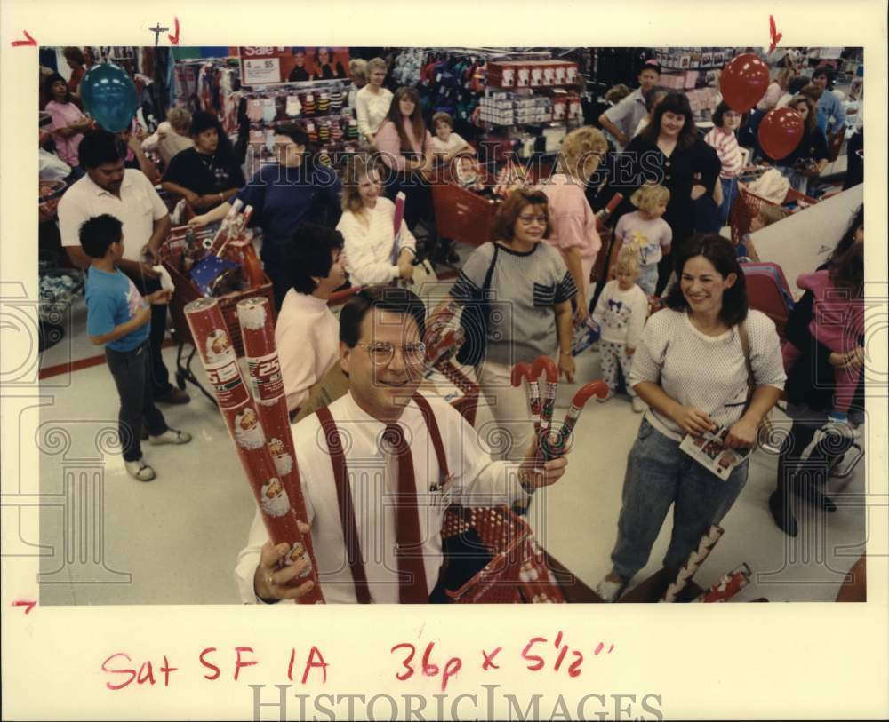 1990 Press Photo Tim Bowen of Target mingles with Christmas shopping customers.- Historic Images