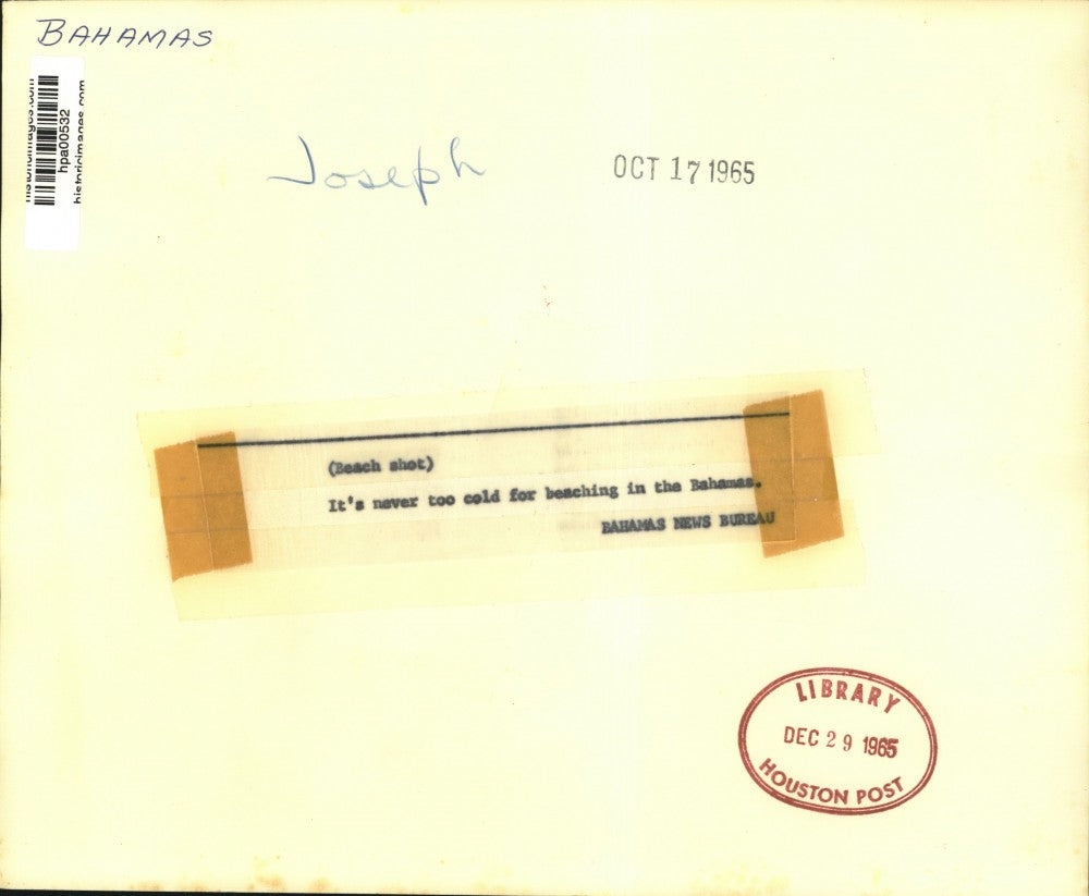 1965 Press Photo Bahamas' visitors walking the beach. - hpa00532