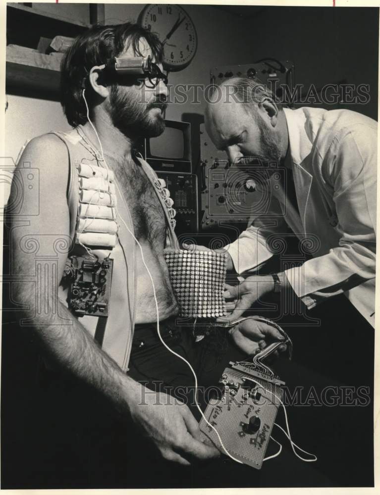 1971 Press Photo Dr. Carter Collins of San Francisco Smith-Kettlewell Institute