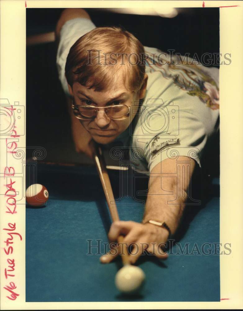 1989 Press Photo Steve Eaton sets up billiards shot at Slick Willies Pool Hall.- Historic Images