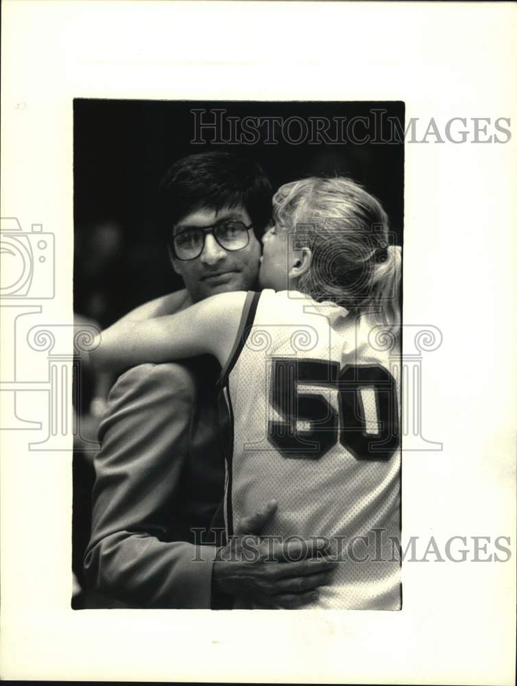 1987 Press Photo Clear Lake girls basketball Fred Galbreath kissed by #50.- Historic Images