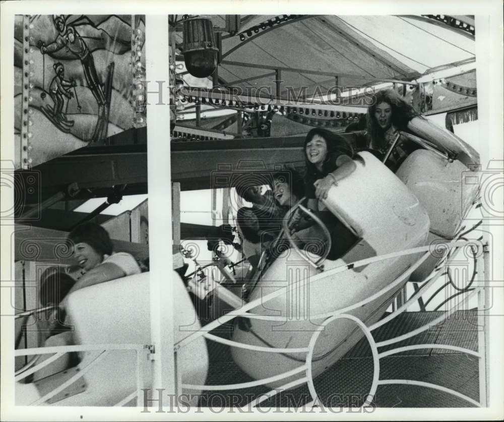 Press Photo Laughing and screaming carnival amusement ride passengers- Historic Images