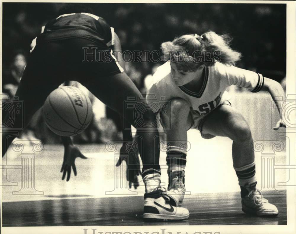 1988 Press Photo Girls basketball players Debbie Bryant and Zandra Mendenhall.- Historic Images