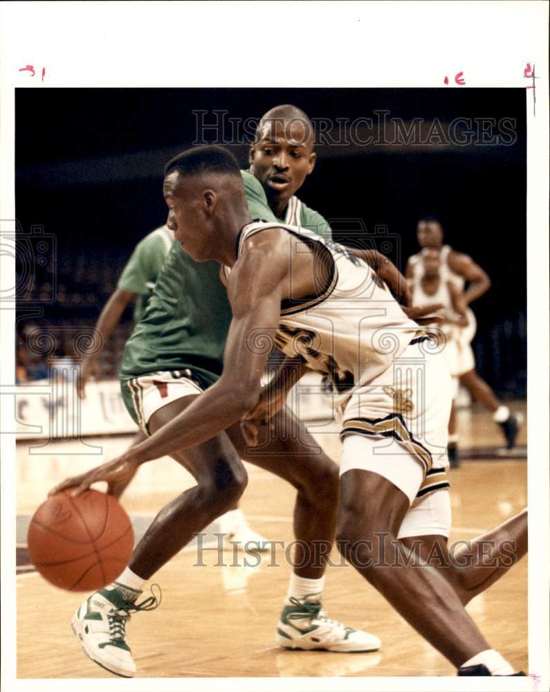 1991 Press Photo Alphonso Ford and Steve Rogers during college basketball game.- Historic Images