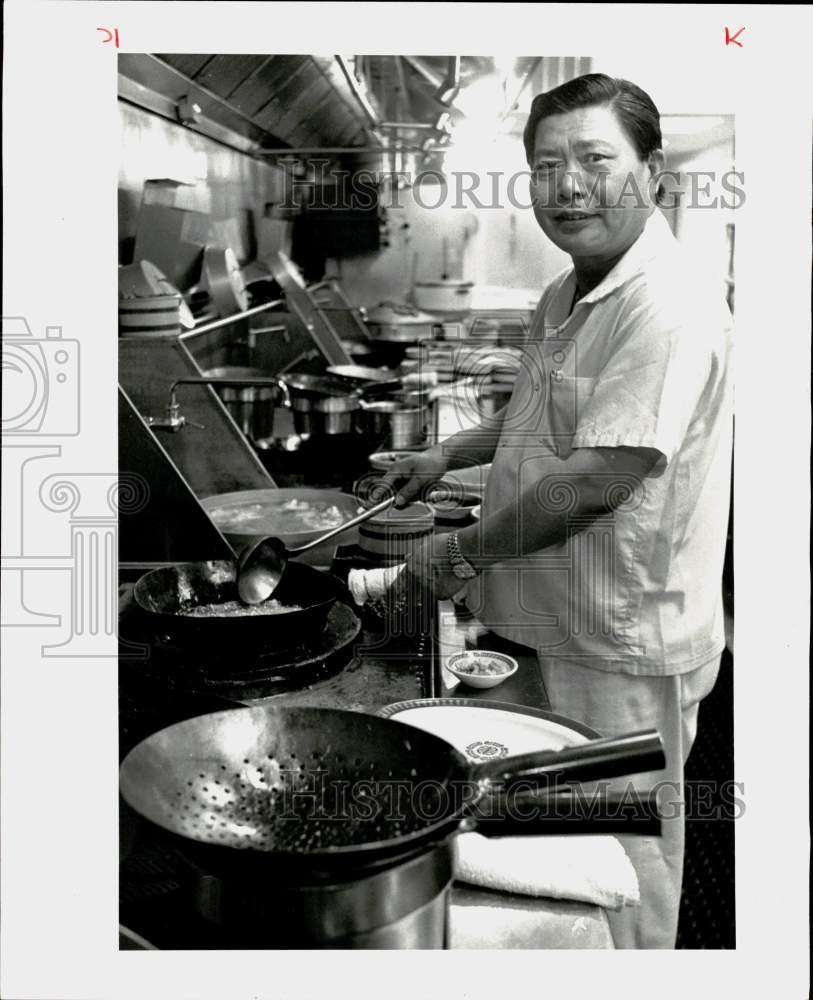 1979 Press Photo Uncle Tai Cooking Hunan Style Haute Cuisine in Houston Kitchen- Historic Images