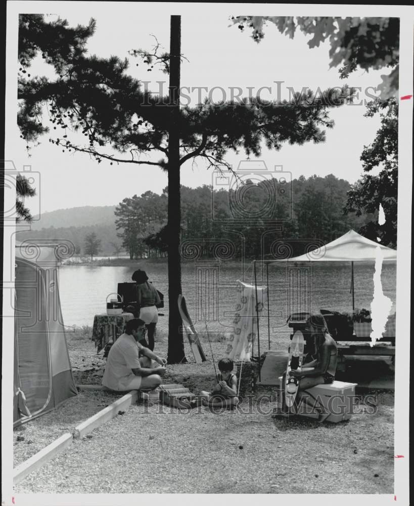 1982 Press Photo Family campsite at Lake Ouachita, Arkansas. - hpa02173- Historic Images