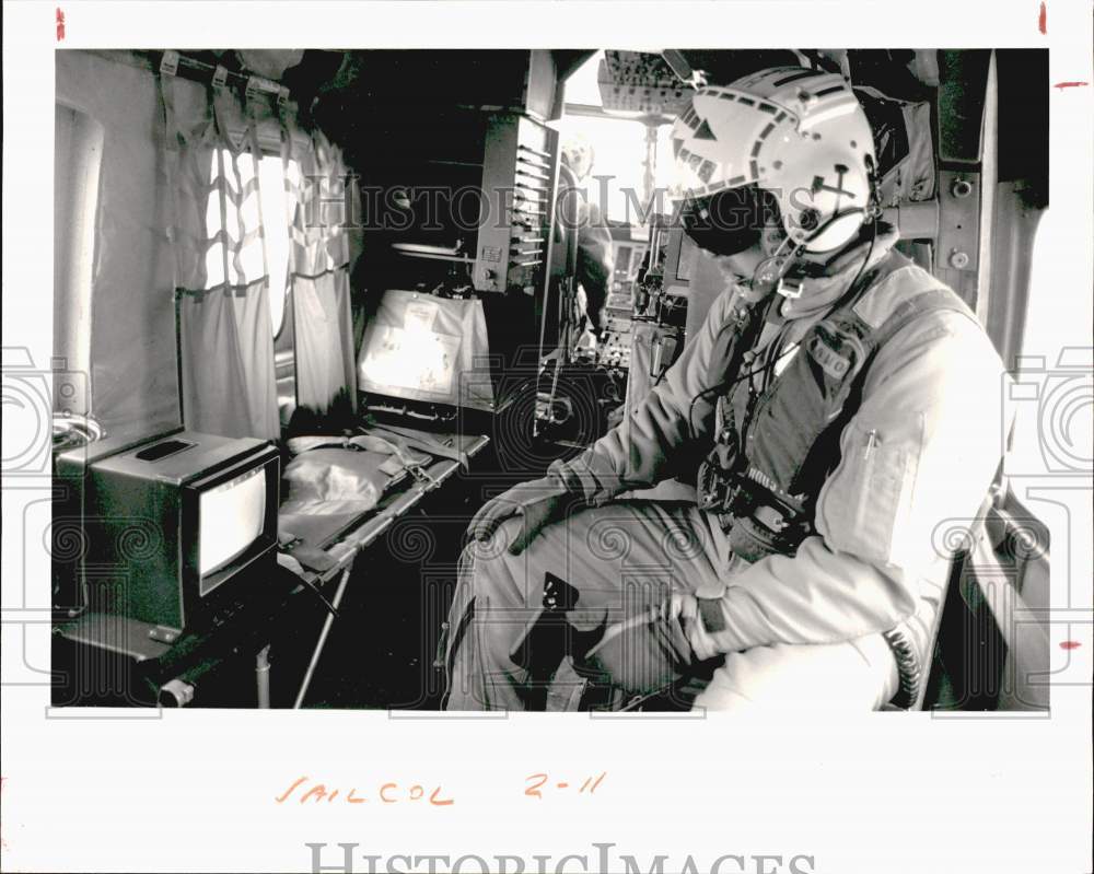 1985 Press Photo Coast Guard&#39;s John Ebmeyer monitors FLIR controller screen.- Historic Images