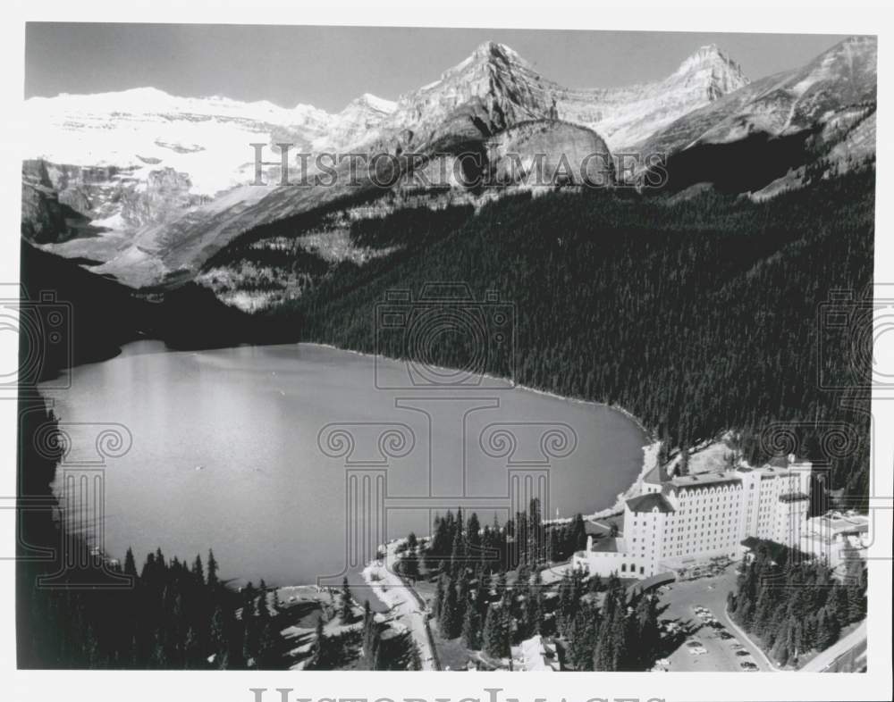 Press Photo Chateau Lake Louise near Lake Louise and Victoria Glacier in Canada.