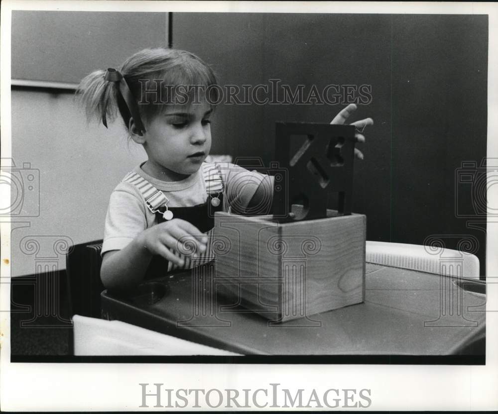 1976 Press Photo Young girl uses building blocks as learning aid. - hpa03099- Historic Images