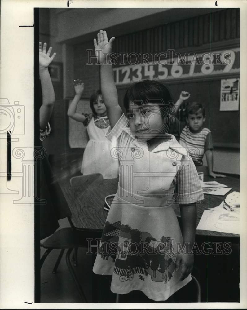 1976 Press Photo Nicky Quintero, 5, and other pupils raise their hands in class.