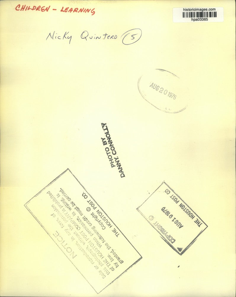 1976 Press Photo Nicky Quintero, 5, and other pupils raise their hands in class.