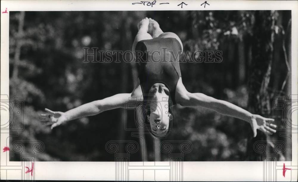 1975 Press Photo Jennifer Chandler dives backwards in one-meter diving event.- Historic Images